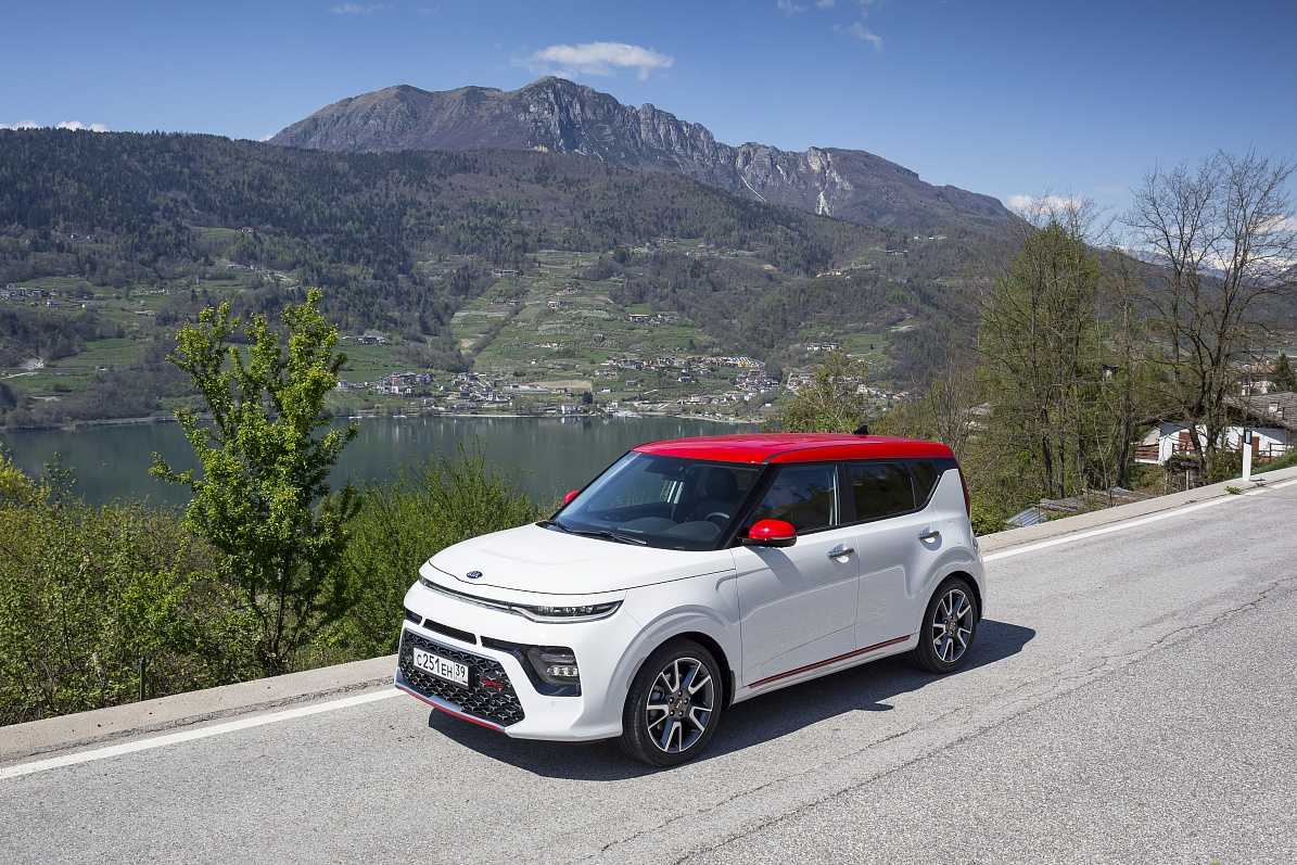 Kia soul: поколения, кузова по годам, история модели и года выпуска, рестайлинг, характеристики, габариты, фото - carsweek