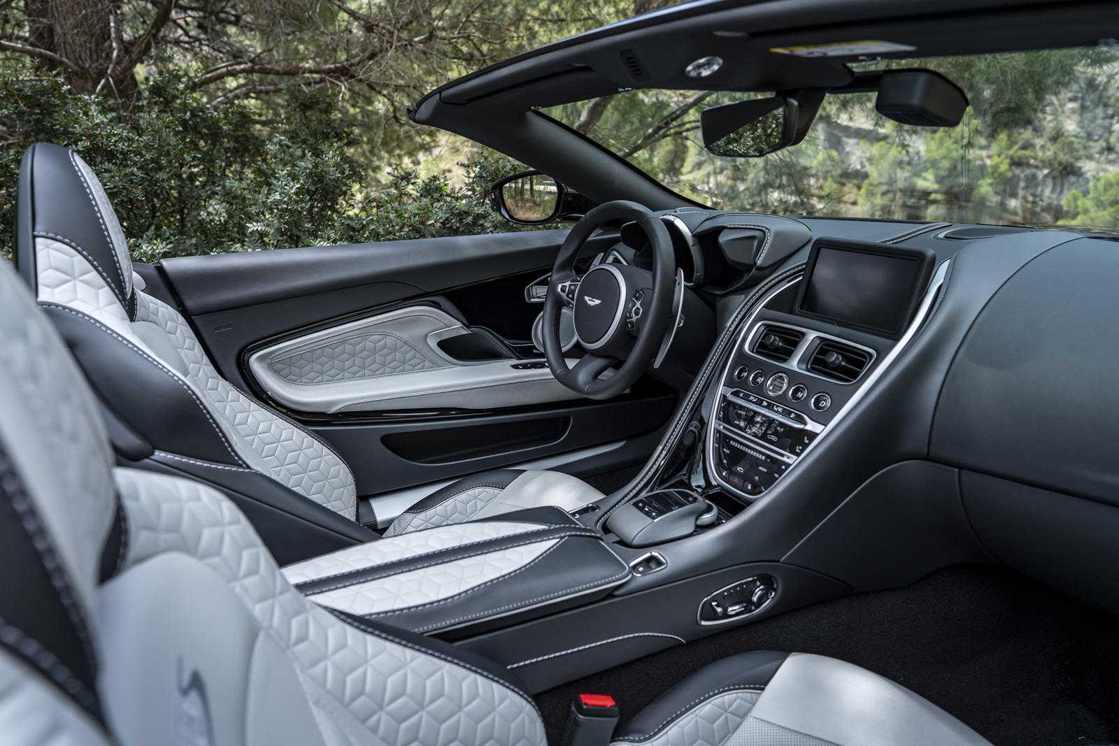 Обзор aston martin dbs superleggera 2021 года, цены и характеристики