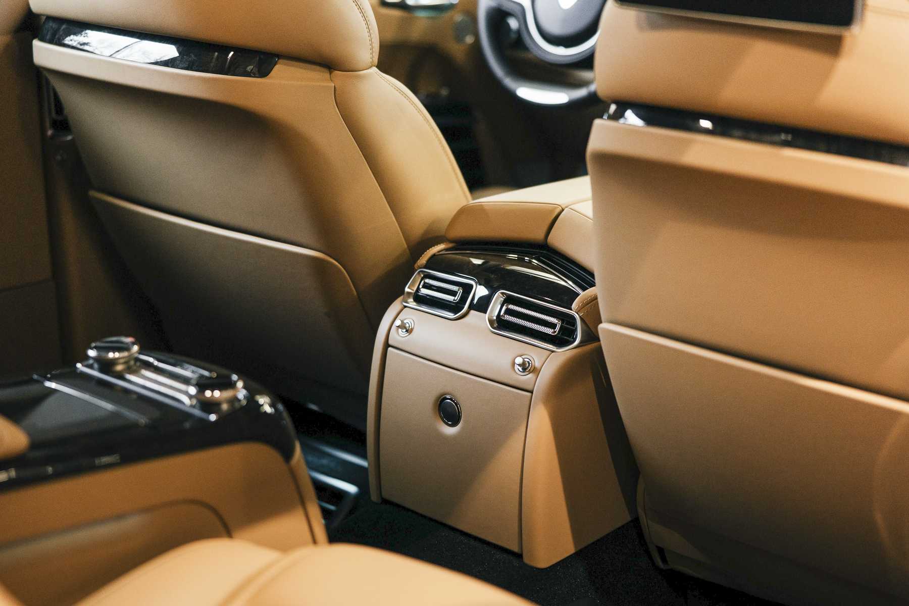 Rolls royce phantom vs aurus senat