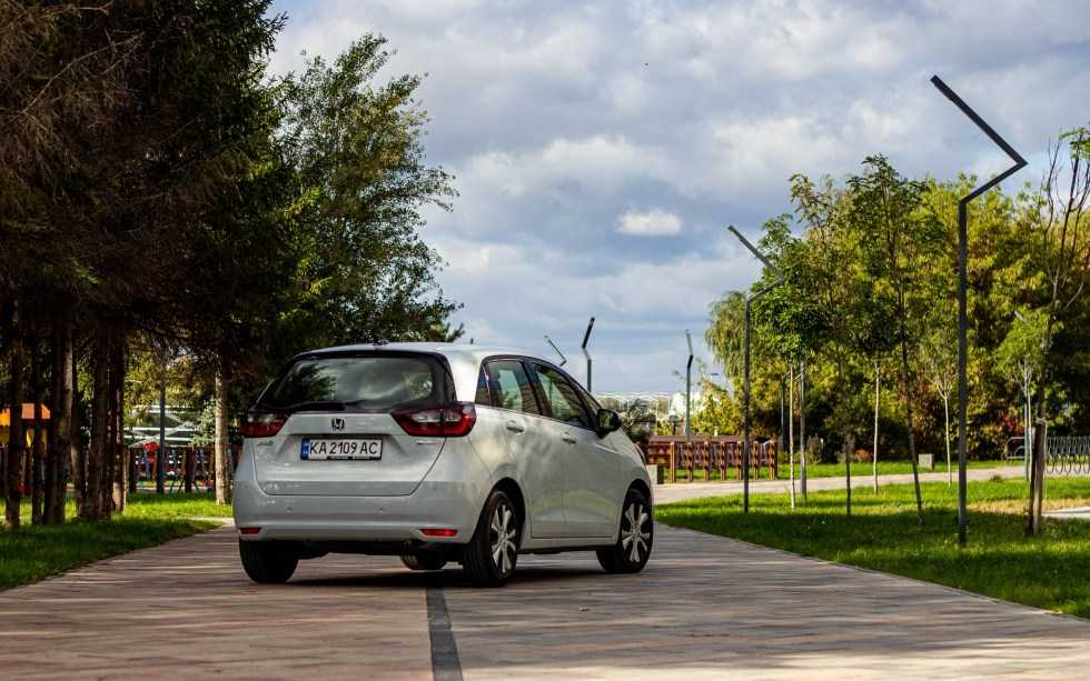 Тест-драйв гибридного honda jazz: новая цифровая история
