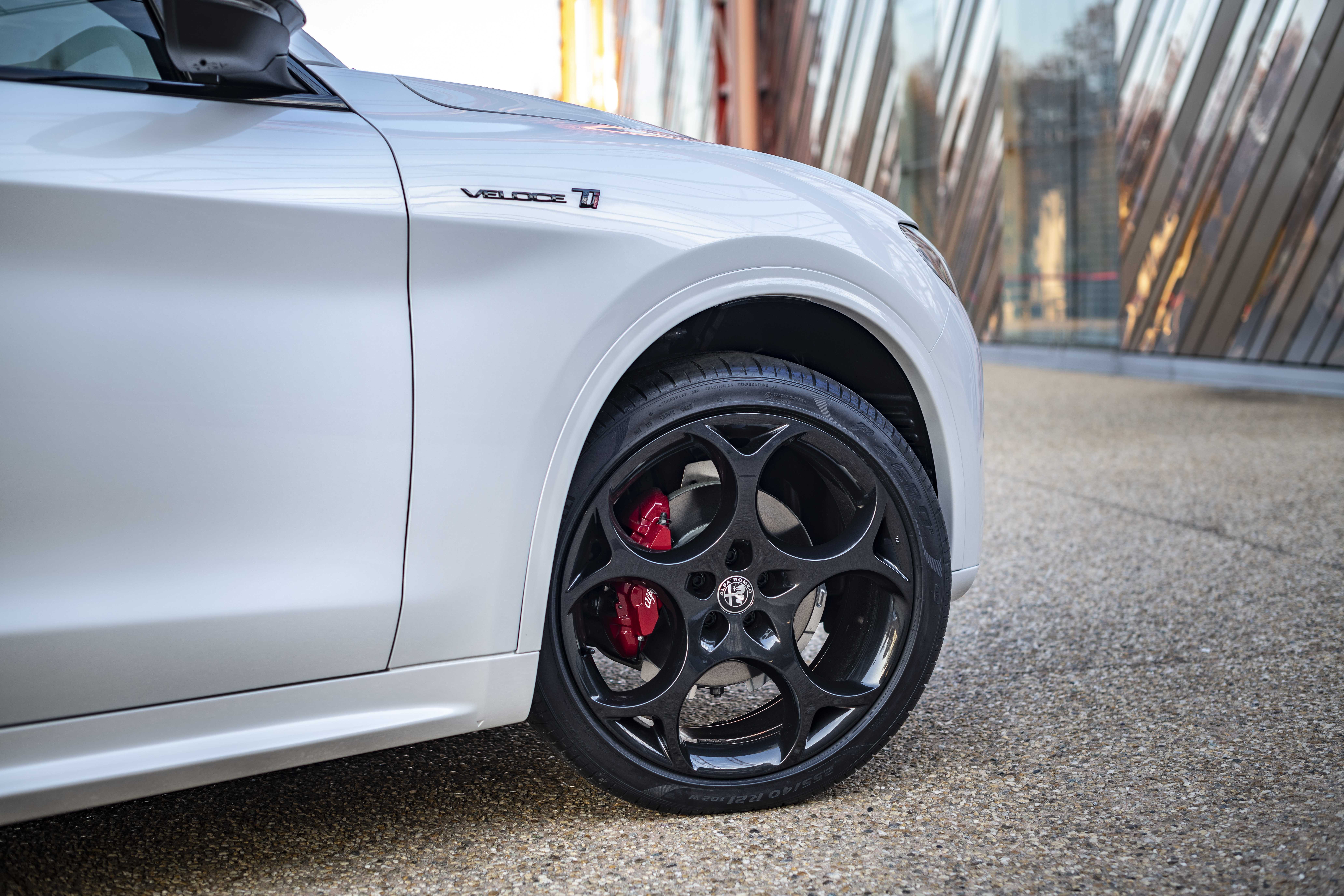 Тест-драйв alfa romeo stelvio veloce 2022: сильный и энергичный | движение24