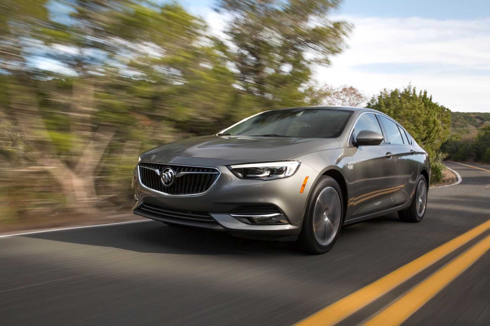 Review: 2019 buick regal tourx features a clean and modern infotainment system design with carplay - macrumors