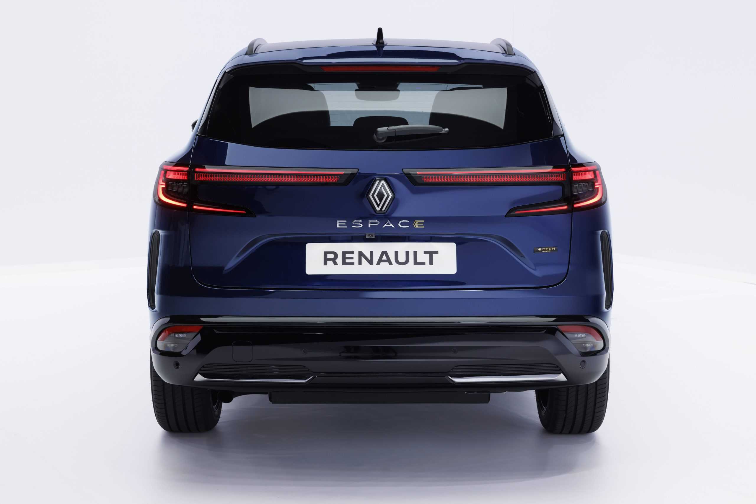 Компания renault представила новое поколение семиместного renault espace 2023 года в кузове кроссовера