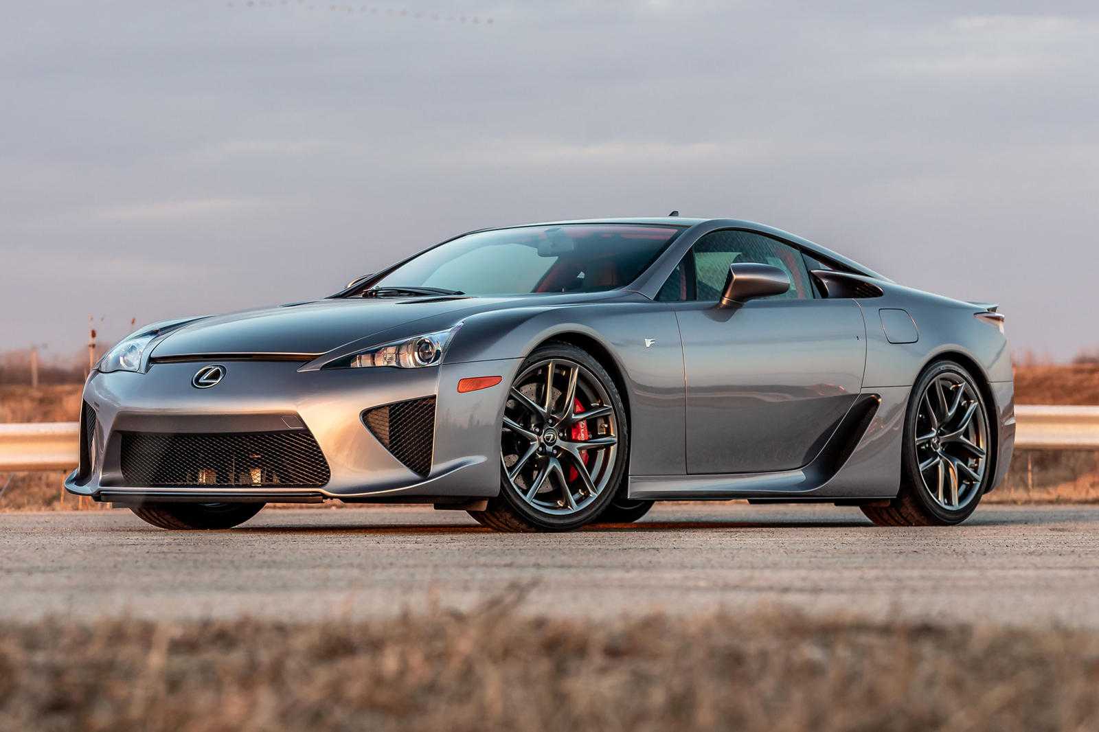 Первый в истории марки спорткар - lexus lfa