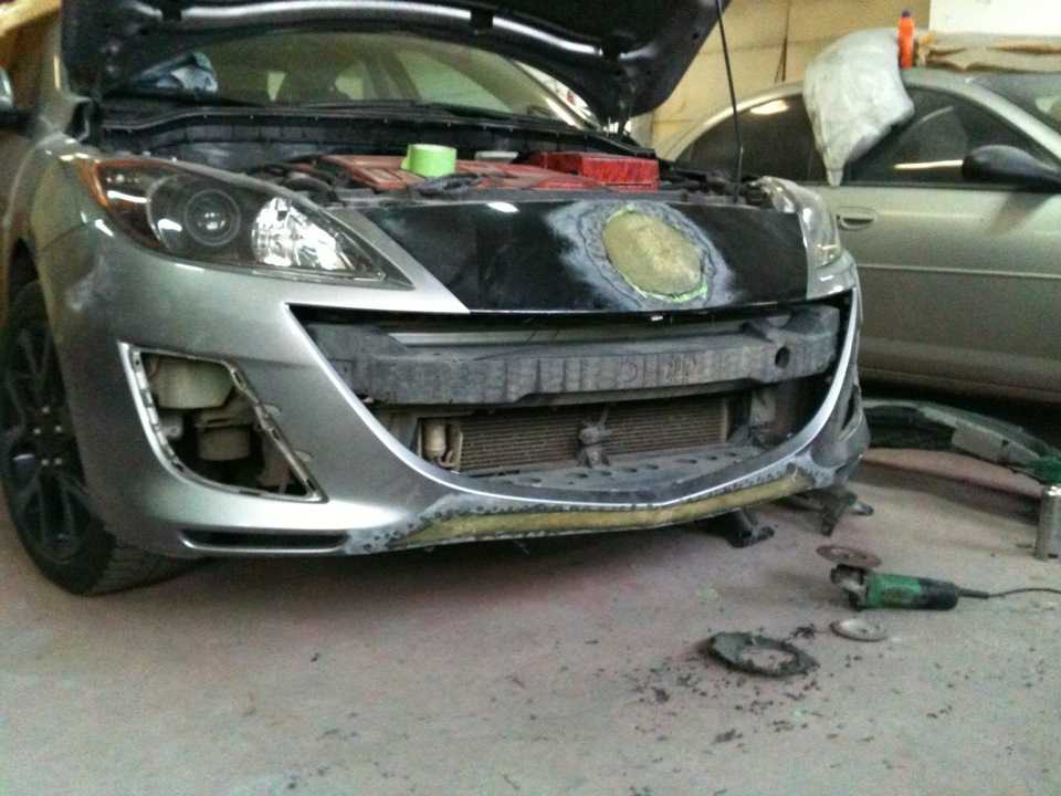 Как снять бампер с мазды 3?