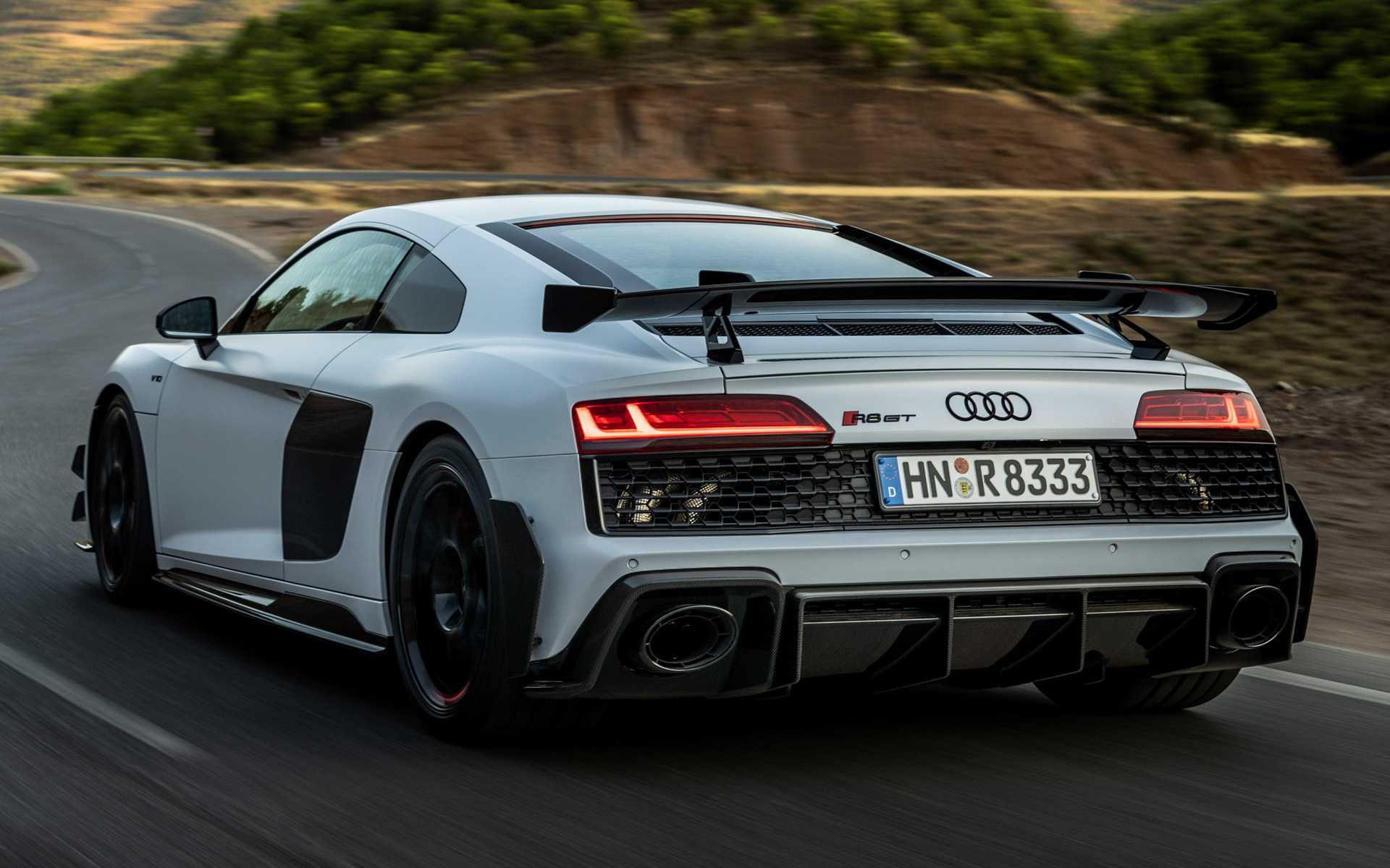Компания audi представила гиперкар audi r8 coupe v10 gt rwd 2023 года с мотором v10