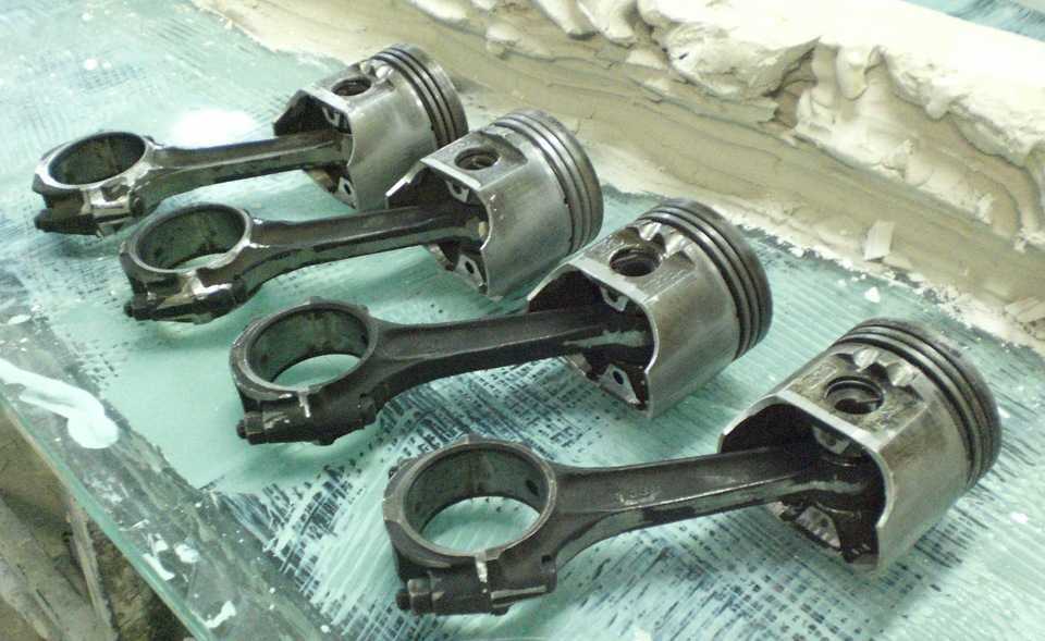 Блок цилиндров и поршни бензинового двигателя змз-406