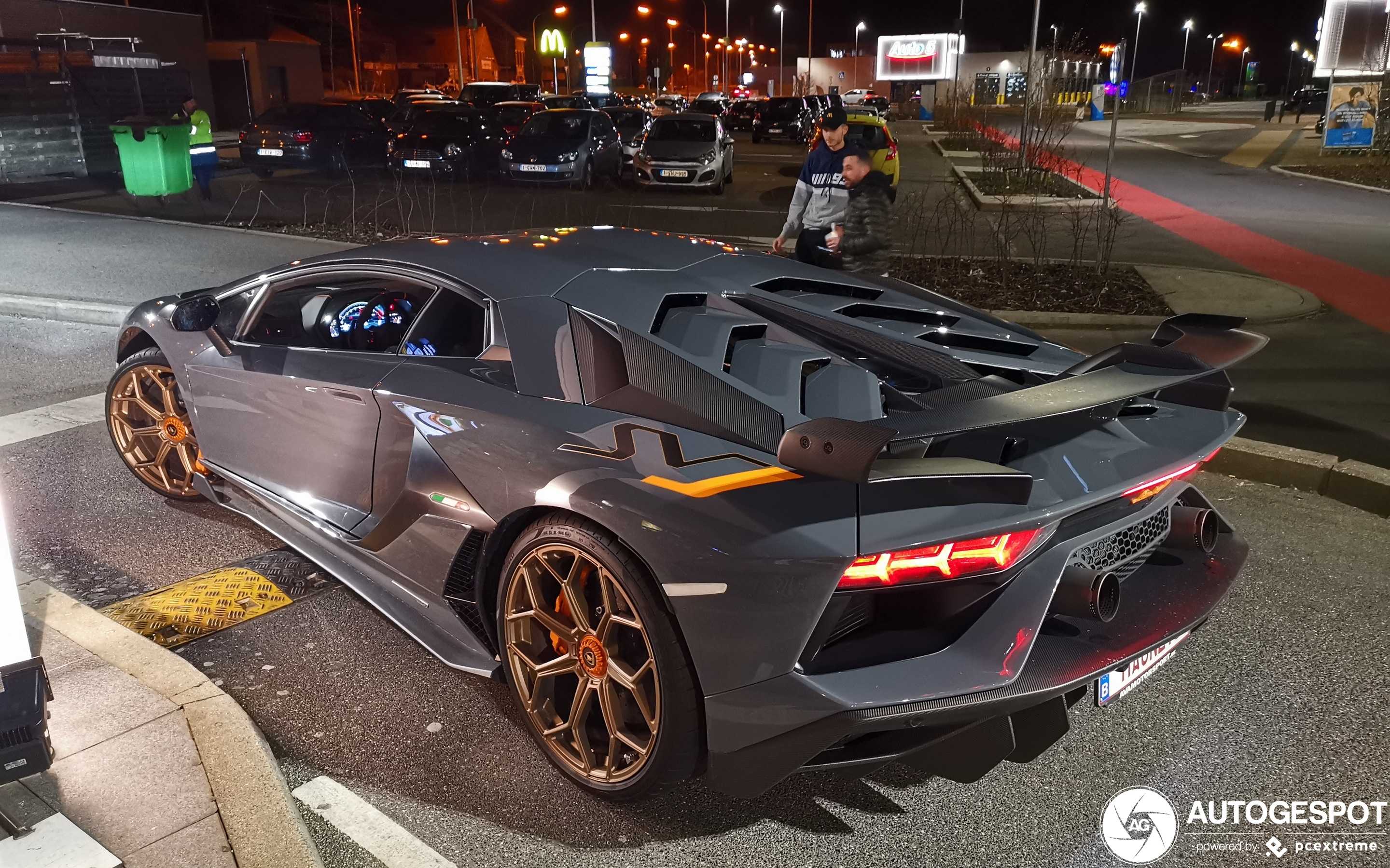 Lamborghini aventador lp 700-4 (2014) vs lamborghini urus (2019)