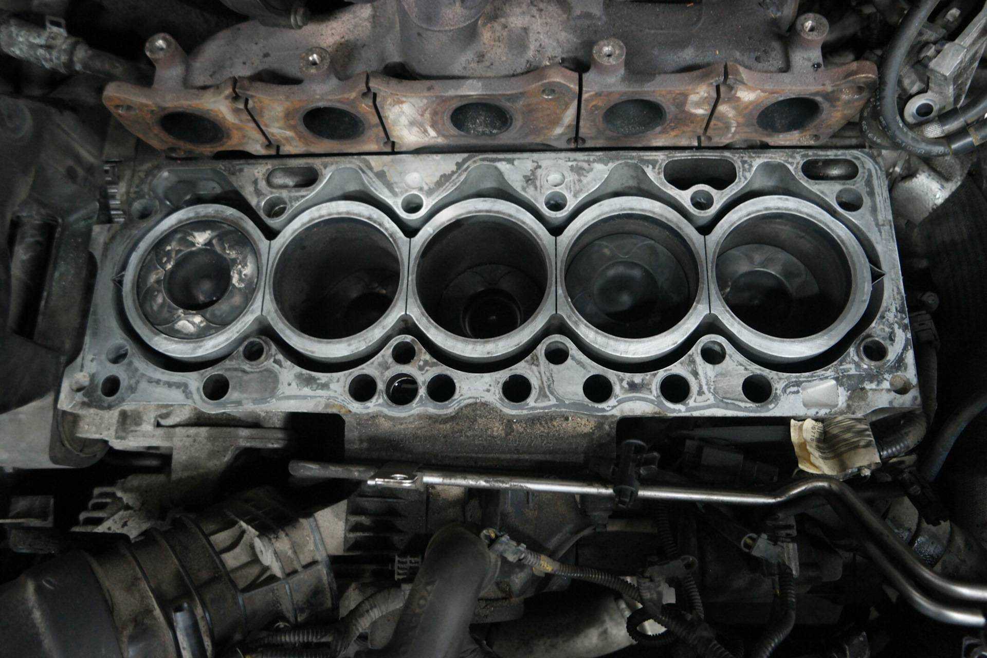 Снятие и установка головки цилиндров | двигатель | руководство audi