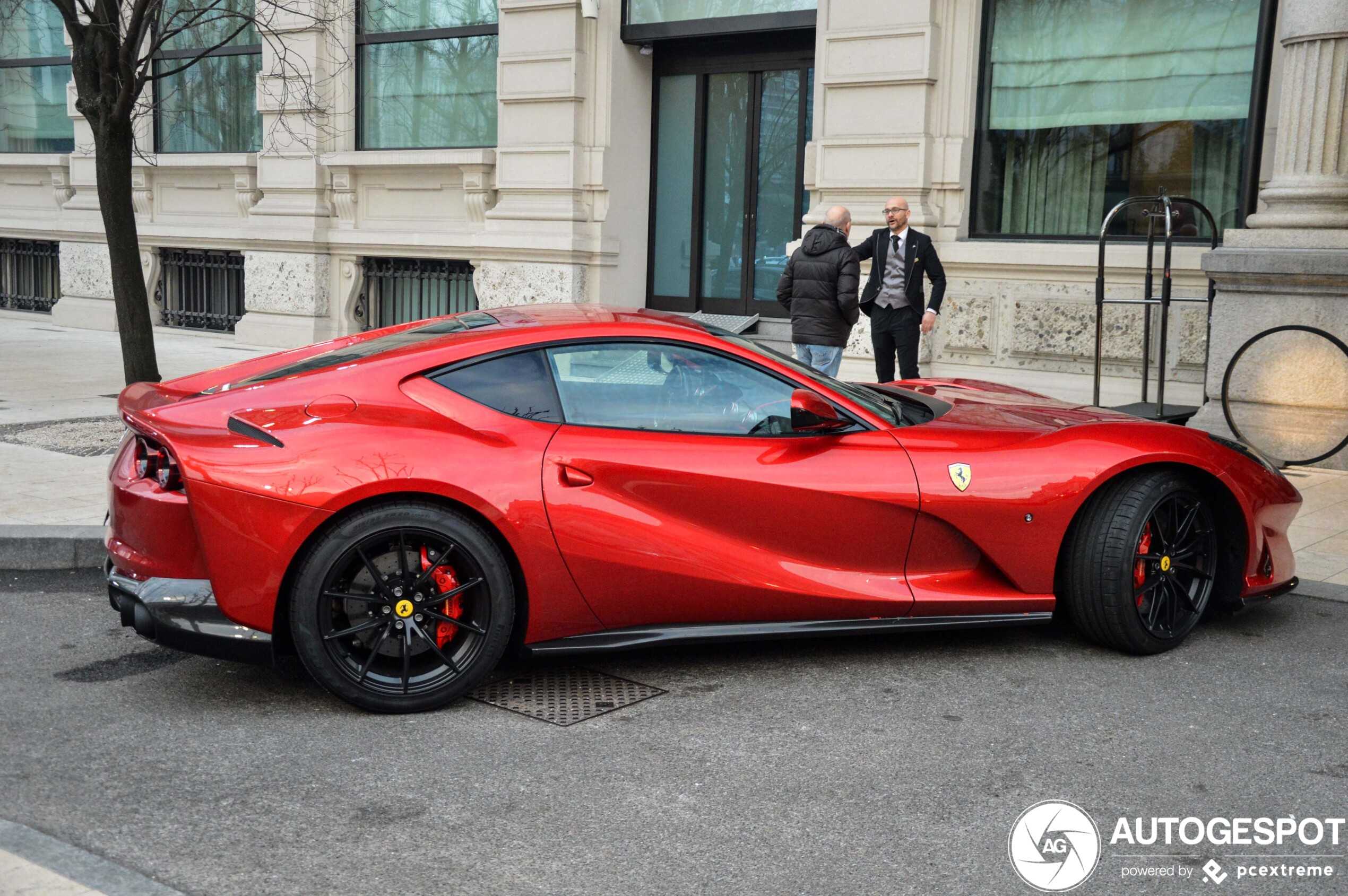 Автопроизводитель ferrari презентовал купе и кабриолет с мощнейшим мотором v12 в своей истории