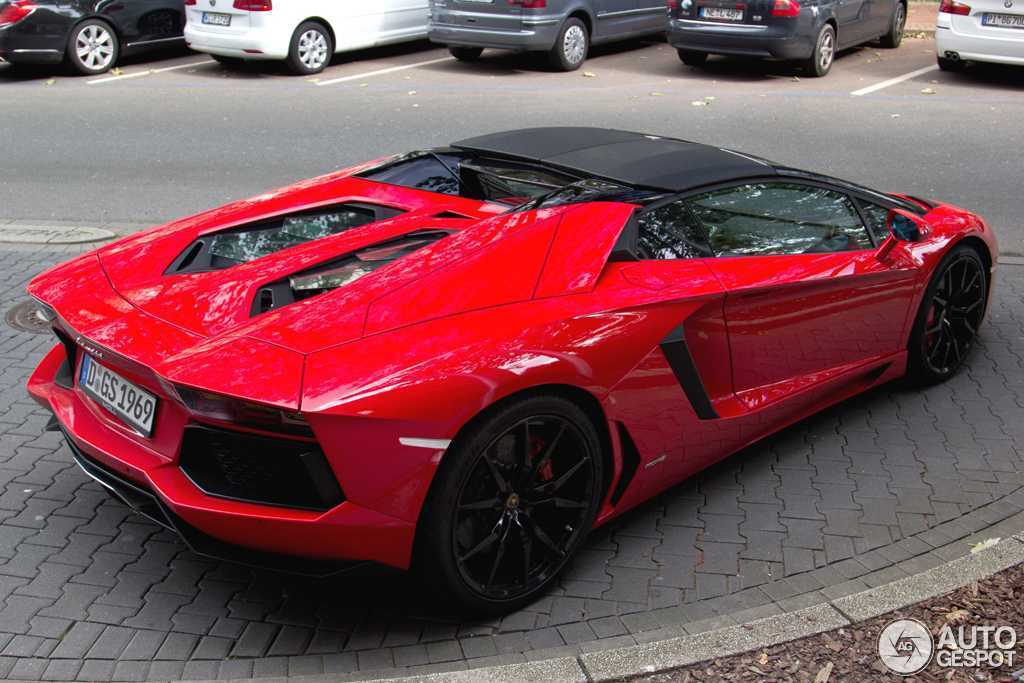 Lamborghini aventador lp 700-4 (2014) vs lamborghini urus (2019)