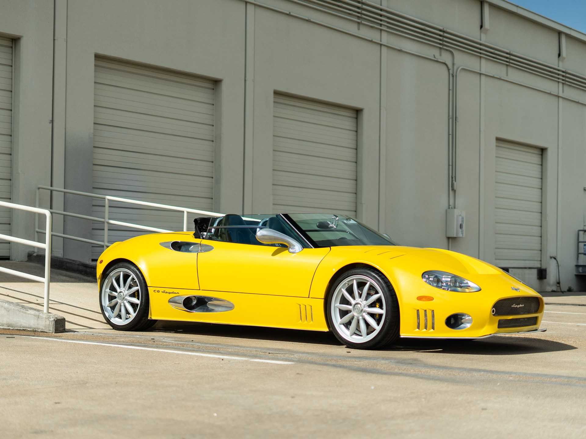Совершите поездку по невероятно великолепному spyker c8 preliator