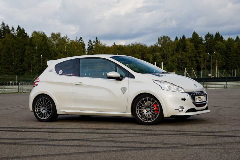 Тест-драйв peugeot 208 gti vs mini cooper s: ангельские чертенята - журнал движок.