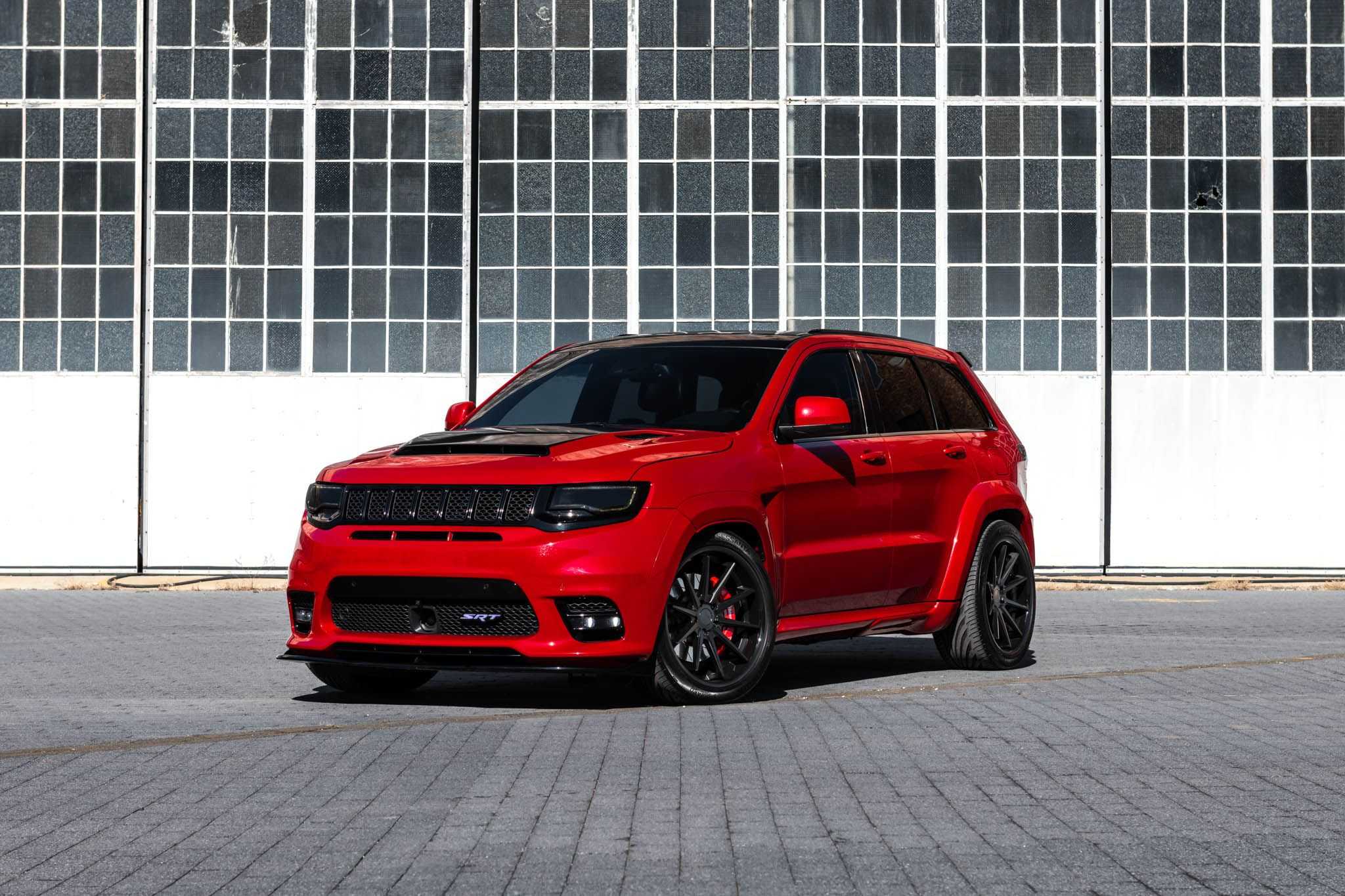 Знак зверя : суперкар jeep grand cherokee srt8 проверяет нас на прочность : off-road drive