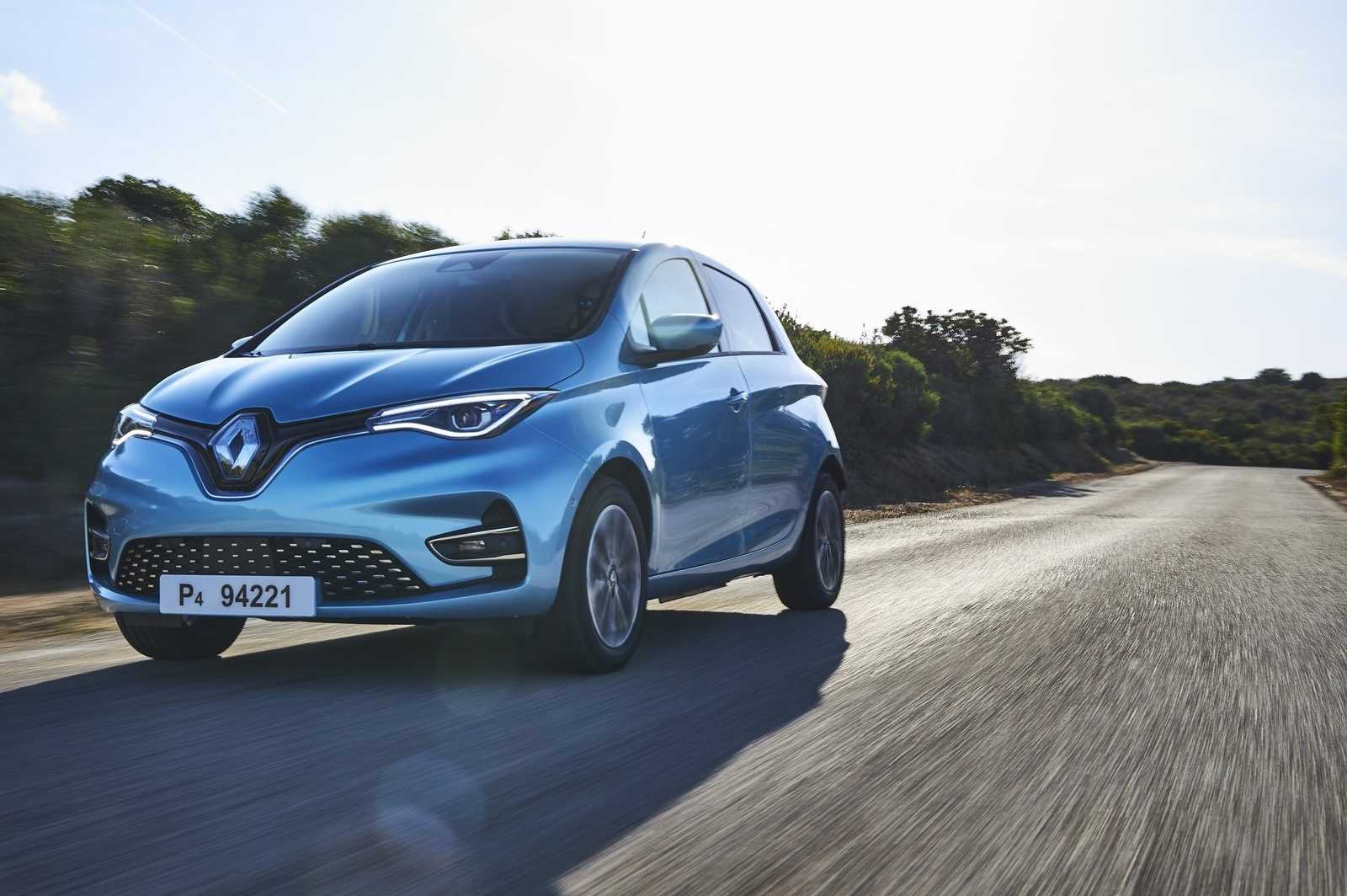 Renault zoe (2023) review: little car, long range, don't crash | car magazine